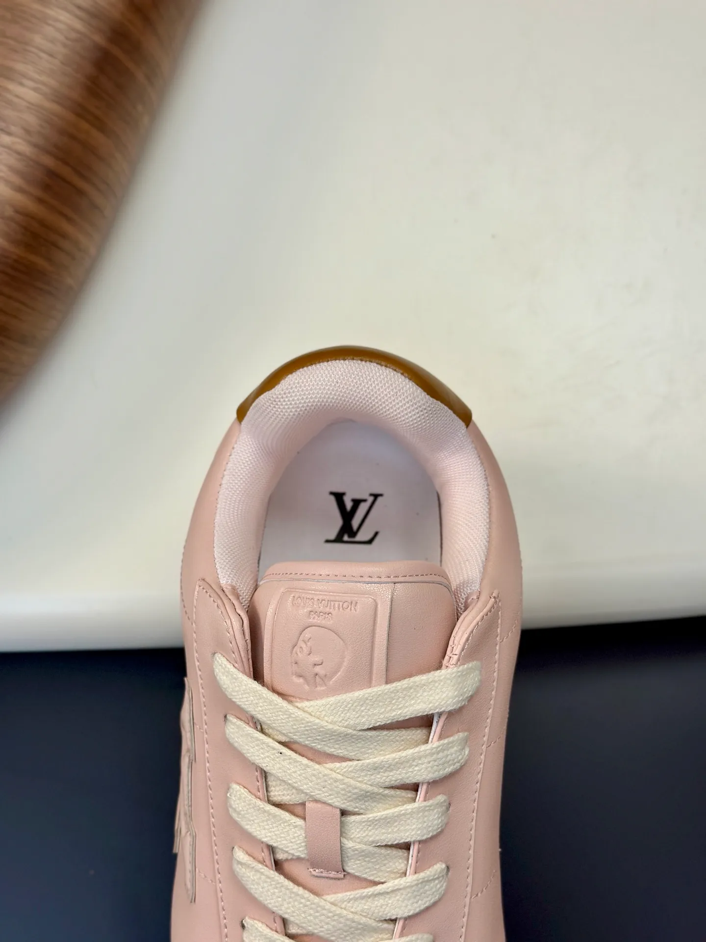 Factory direct sale ¥700💰Full set of packaging💰Top version LV-Louis Vuitton-Classic catwalk new style 1:1 developed replica of the original version! ! The upper foot is very comfortable. It is made of luxurious materials and fine workmanship. The midsole is printed with English letters "Made in Europe". The upper is made of calfskin imported from Italy. The side is decorated with the brand's LOGO and signature. The latest latex foot pads and mesh lining make the foot feel super comfortable. The original two-color TPU combination outsole is specially provided by the original factory. Bag technology Goodyear stitched edges Fabric: Exclusive custom first-layer cowhide Accessories: Exclusive private model Vuitton logo, lining: Customized silk mesh lining - first-layer silk cowhide lining Outsole: TPU combination outsole wear-resistant, non-slip and anti-yellowing Foot pads: new latex pads-mesh sweat-absorbent Counter technology: fully computerized sewing machine wire drawing Toe box back cover Hot and cold shaping Full set of pull-top last with medium and low logo pattern Counter packaging - Shoelaces, certificates, cards, instructions, certificates of quality, dust bags, the most comprehensive packaging on the Internet, men's size 339-44 (38/45 custom-made, non-refundable!